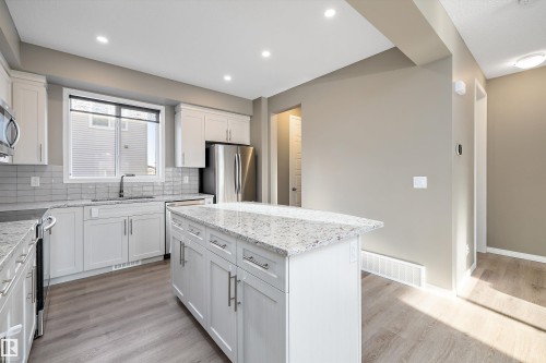 18 2072 Wonnacott Way, Edmonton, AB - Indoor Photo Showing Kitchen With Upgraded Kitchen