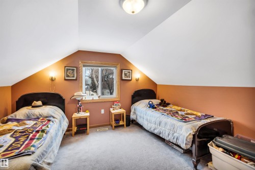 Carpeted bedroom featuring baseboards - 11432 71 Street, Edmonton, AB - Indoor Photo Showing Bedroom