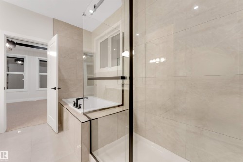 7663 Kimiwan Crescent, Edmonton, AB - Indoor Photo Showing Bathroom