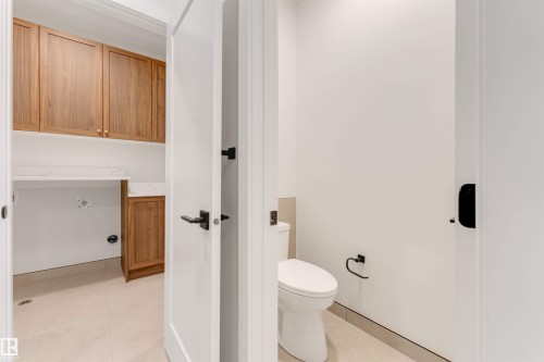 7663 Kimiwan Crescent, Edmonton, AB - Indoor Photo Showing Bathroom