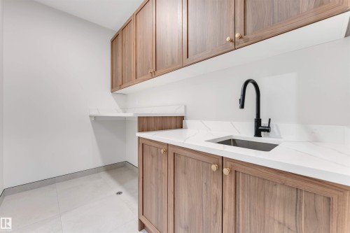 7663 Kimiwan Crescent, Edmonton, AB - Indoor Photo Showing Kitchen