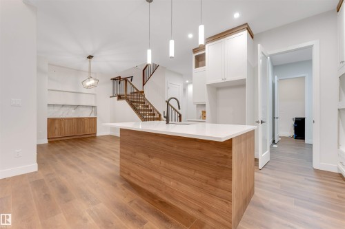 7663 Kimiwan Crescent, Edmonton, AB - Indoor Photo Showing Kitchen