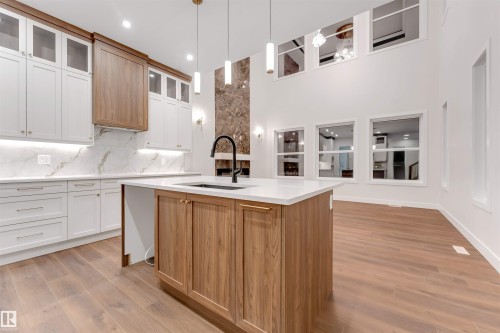 7663 Kimiwan Crescent, Edmonton, AB - Indoor Photo Showing Kitchen