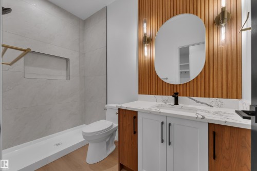 Full bath with vanity, a tile shower, and light wood-type flooring - 40 Grayson Green, Stony Plain, AB - Indoor Photo Showing Bathroom