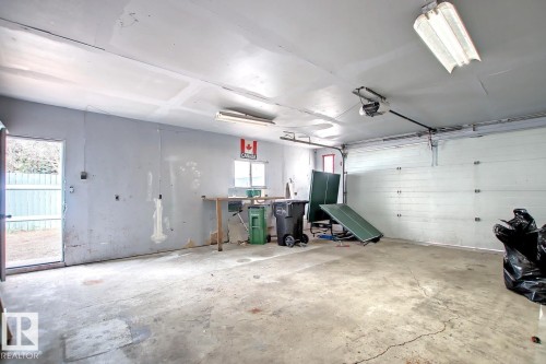 10682 61 Avenue, Edmonton, AB - Indoor Photo Showing Garage