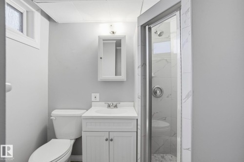 4029 114 Avenue, Edmonton, AB - Indoor Photo Showing Bathroom