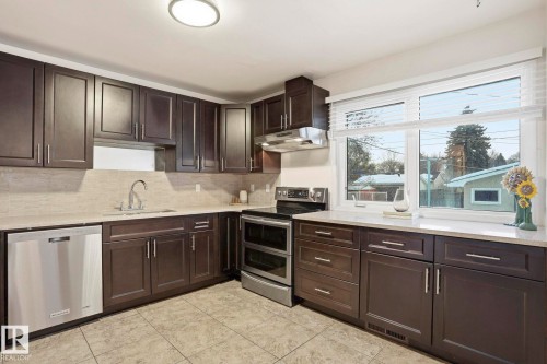 4029 114 Avenue, Edmonton, AB - Indoor Photo Showing Kitchen With Upgraded Kitchen