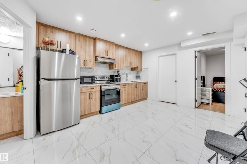 1217 Watt Drive, Edmonton, AB - Indoor Photo Showing Kitchen