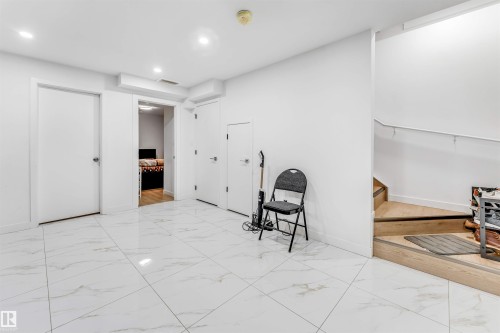 1217 Watt Drive, Edmonton, AB - Indoor Photo Showing Other Room