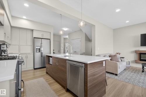 2 50 Edinburgh Crt, St. Albert, AB - Indoor Photo Showing Kitchen With Upgraded Kitchen