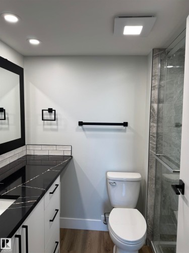 505 10149 Saskatchewan Drive, Edmonton, AB - Indoor Photo Showing Bathroom