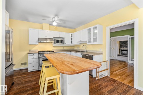 10405 Glenora Crescent, Edmonton, AB - Indoor Photo Showing Kitchen