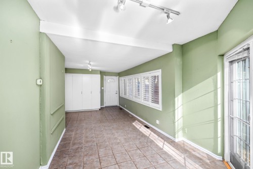 10405 Glenora Crescent, Edmonton, AB - Indoor Photo Showing Other Room