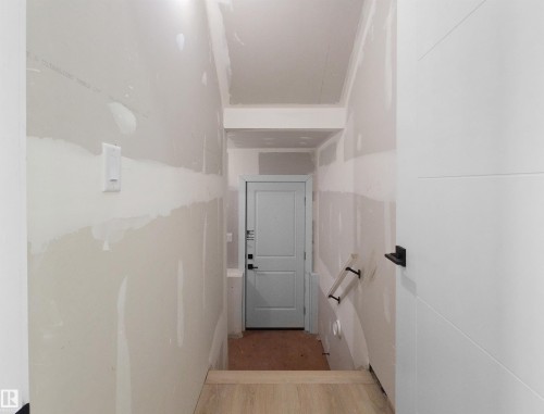 1107 Gyrfalcon Crescent, Edmonton, AB - Indoor Photo Showing Other Room