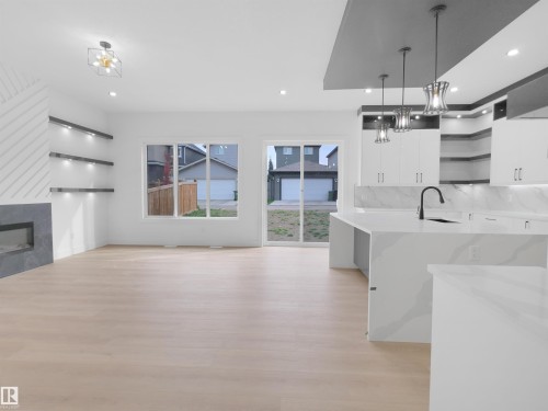 1107 Gyrfalcon Crescent, Edmonton, AB - Indoor Photo Showing Kitchen