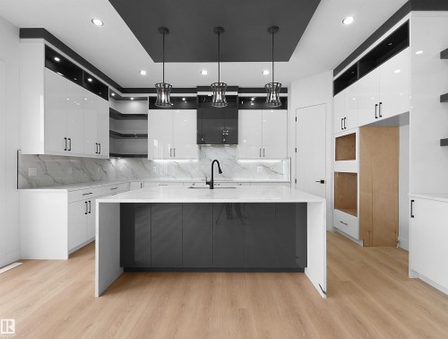 1107 Gyrfalcon Crescent, Edmonton, AB - Indoor Photo Showing Kitchen With Upgraded Kitchen