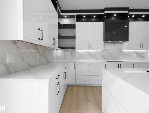 1107 Gyrfalcon Crescent, Edmonton, AB - Indoor Photo Showing Kitchen