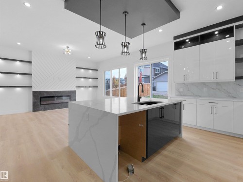 1107 Gyrfalcon Crescent, Edmonton, AB - Indoor Photo Showing Kitchen With Upgraded Kitchen