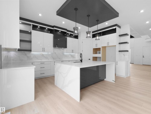 1107 Gyrfalcon Crescent, Edmonton, AB - Indoor Photo Showing Kitchen With Upgraded Kitchen