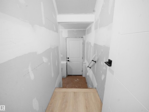 View of stairs - 1168 Gyrfalcon Crescent, Edmonton, AB - Indoor