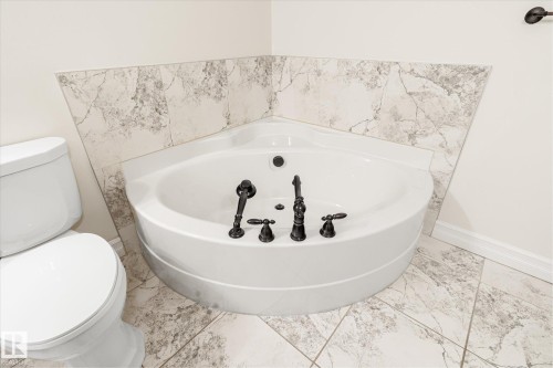 304 10142 111 Street, Edmonton, AB - Indoor Photo Showing Bathroom