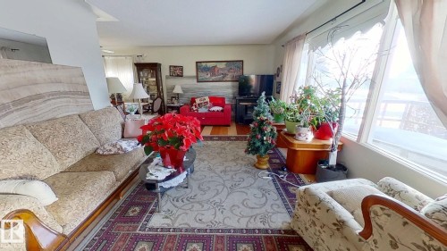 9216 130 Avenue, Edmonton, AB - Indoor Photo Showing Living Room