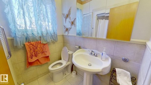 9216 130 Avenue, Edmonton, AB - Indoor Photo Showing Bathroom