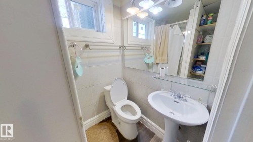 9216 130 Avenue, Edmonton, AB - Indoor Photo Showing Bathroom
