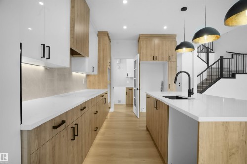 806 Elderberry Crest, Edmonton, AB - Indoor Photo Showing Kitchen With Upgraded Kitchen