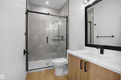 806 Elderberry Crest, Edmonton, AB - Indoor Photo Showing Bathroom