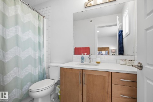 Quartz countertops and luxury vinyl plank - 201 Charlesworth Drive, Edmonton, AB - Indoor Photo Showing Bathroom