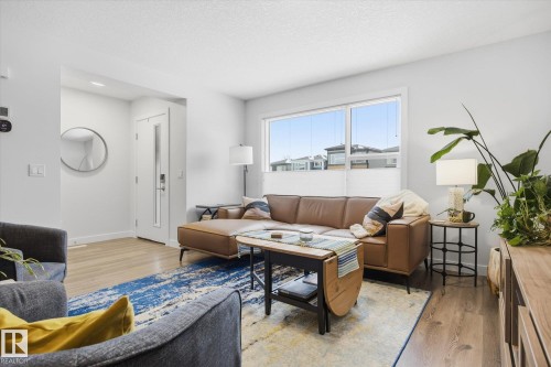 201 Charlesworth Drive, Edmonton, AB - Indoor Photo Showing Living Room