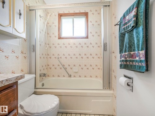 9010 Meadowlark Road, Edmonton, AB - Indoor Photo Showing Bathroom