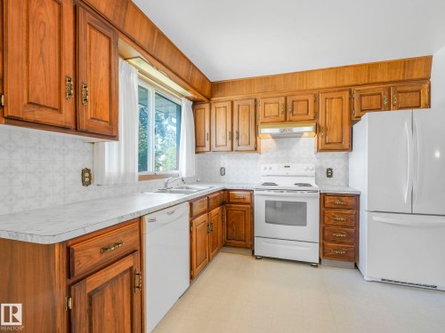 9010 Meadowlark Road, Edmonton, AB - Indoor Photo Showing Kitchen