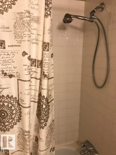 201 14825 51 Avenue, Edmonton, AB - Indoor Photo Showing Bathroom