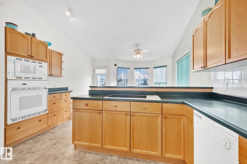 2 Creekside Way, Spruce Grove, AB - Indoor Photo Showing Kitchen