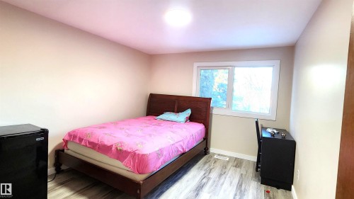 Bedroom with light wood-style flooring and baseboards - 4709 106 Street, Edmonton, AB - Indoor Photo Showing Bedroom