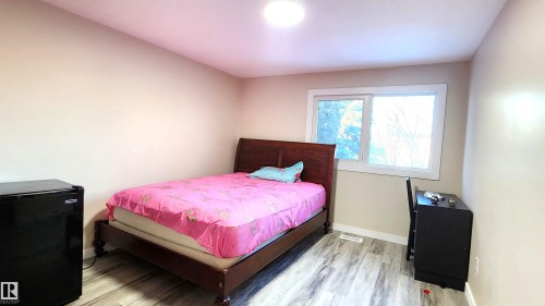 Bedroom with light wood-style floors and baseboards - 4709 106 Street, Edmonton, AB - Indoor Photo Showing Bedroom