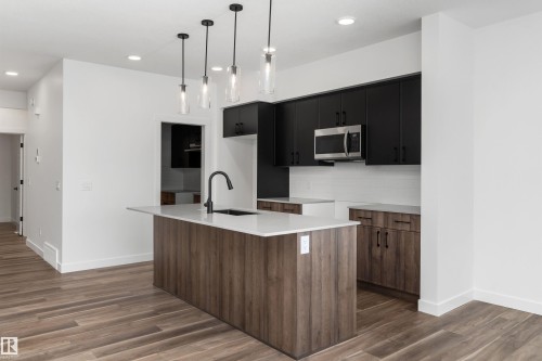 931 18 Avenue, Edmonton, AB - Indoor Photo Showing Kitchen With Upgraded Kitchen