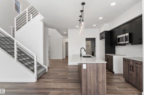 931 18 Avenue, Edmonton, AB - Indoor Photo Showing Kitchen With Upgraded Kitchen