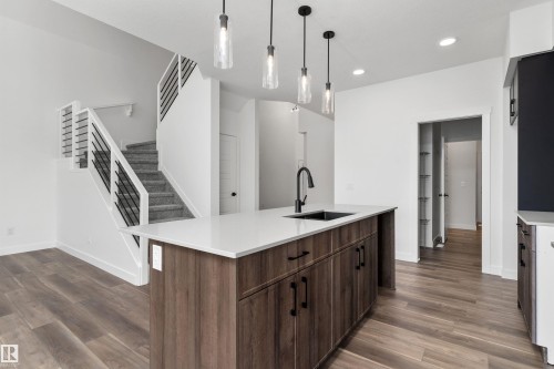 931 18 Avenue, Edmonton, AB - Indoor Photo Showing Kitchen With Upgraded Kitchen