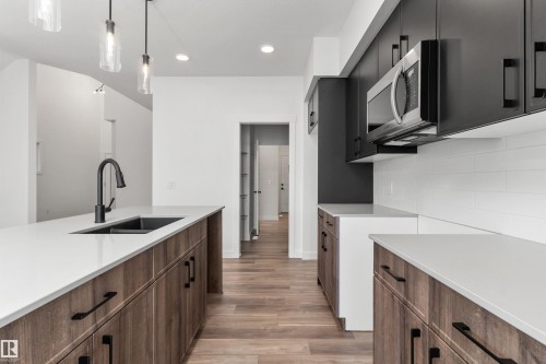 931 18 Avenue, Edmonton, AB - Indoor Photo Showing Kitchen