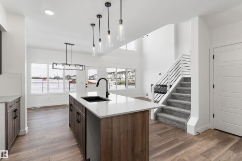 931 18 Avenue, Edmonton, AB - Indoor Photo Showing Kitchen With Upgraded Kitchen