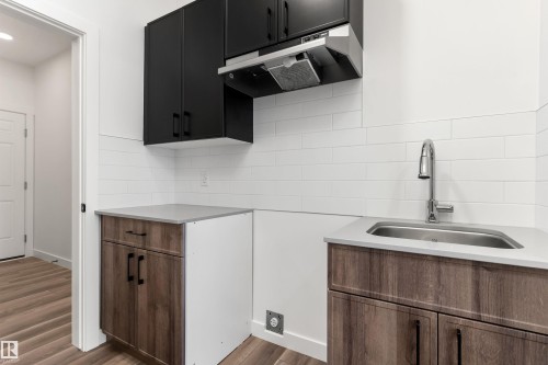 931 18 Avenue, Edmonton, AB - Indoor Photo Showing Kitchen