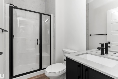 931 18 Avenue, Edmonton, AB - Indoor Photo Showing Bathroom