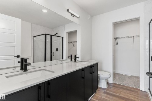 931 18 Avenue, Edmonton, AB - Indoor Photo Showing Bathroom