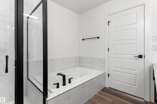 931 18 Avenue, Edmonton, AB - Indoor Photo Showing Bathroom
