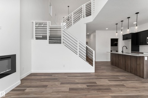 931 18 Avenue, Edmonton, AB - Indoor Photo Showing Kitchen With Upgraded Kitchen
