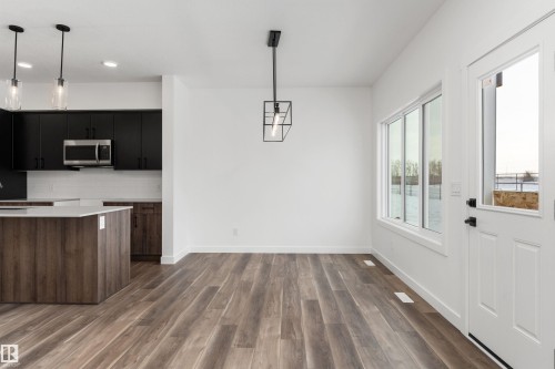 931 18 Avenue, Edmonton, AB - Indoor Photo Showing Kitchen