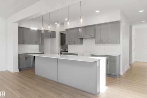 142 South Ravines Drive, Devon, AB - Indoor Photo Showing Kitchen With Upgraded Kitchen